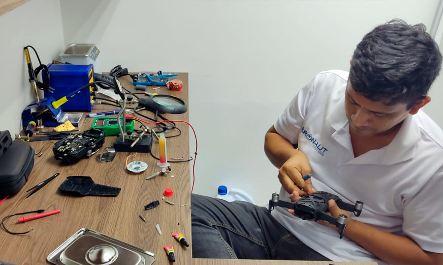 Técnico Aeronaut Systems reparando drone en taller