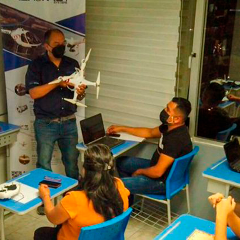 Clase teórica con instructor Aeronaut Systems