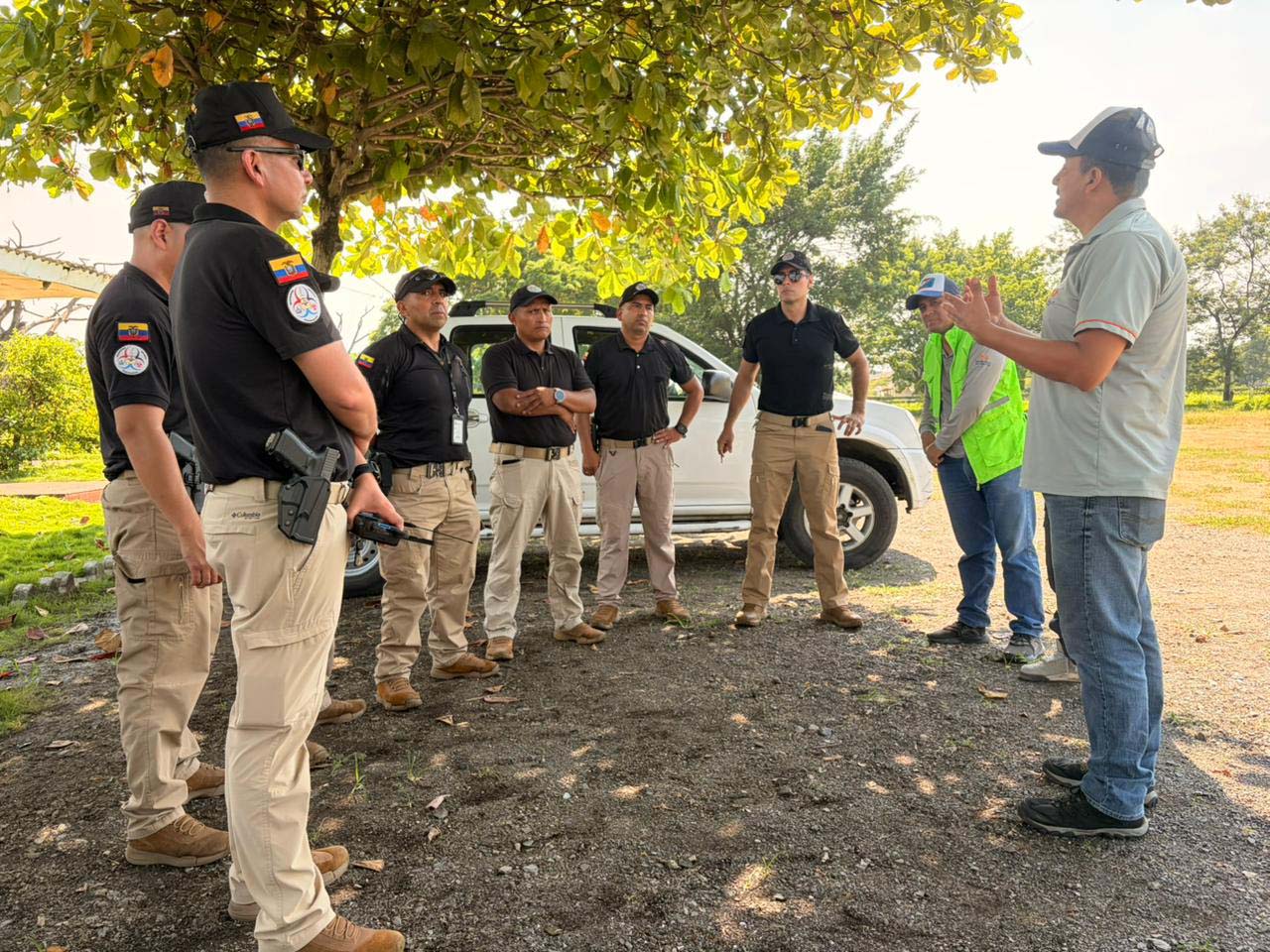 Instructor explicando operación de drone en campo