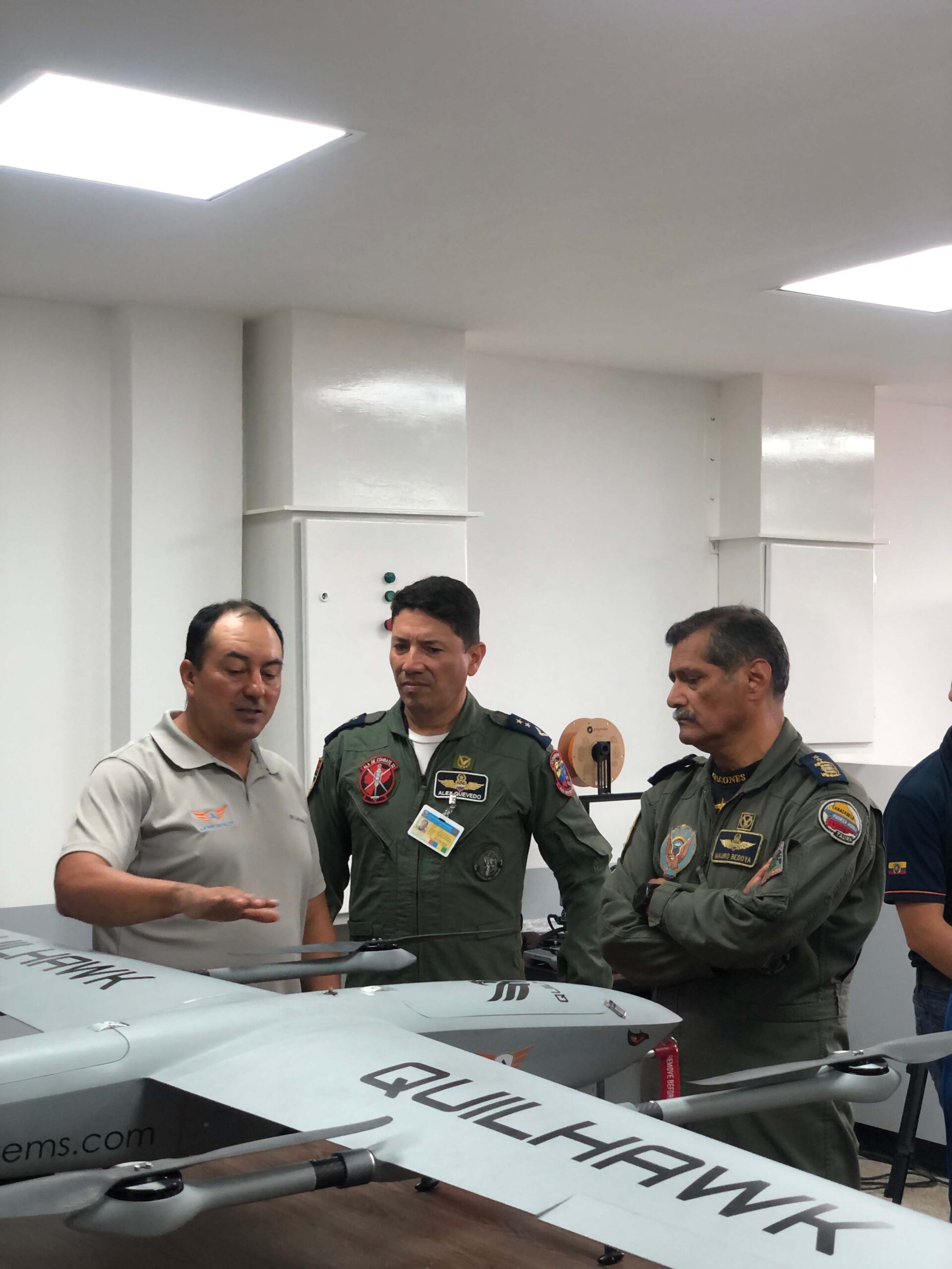 Instructor explicando operación de drone en campo
