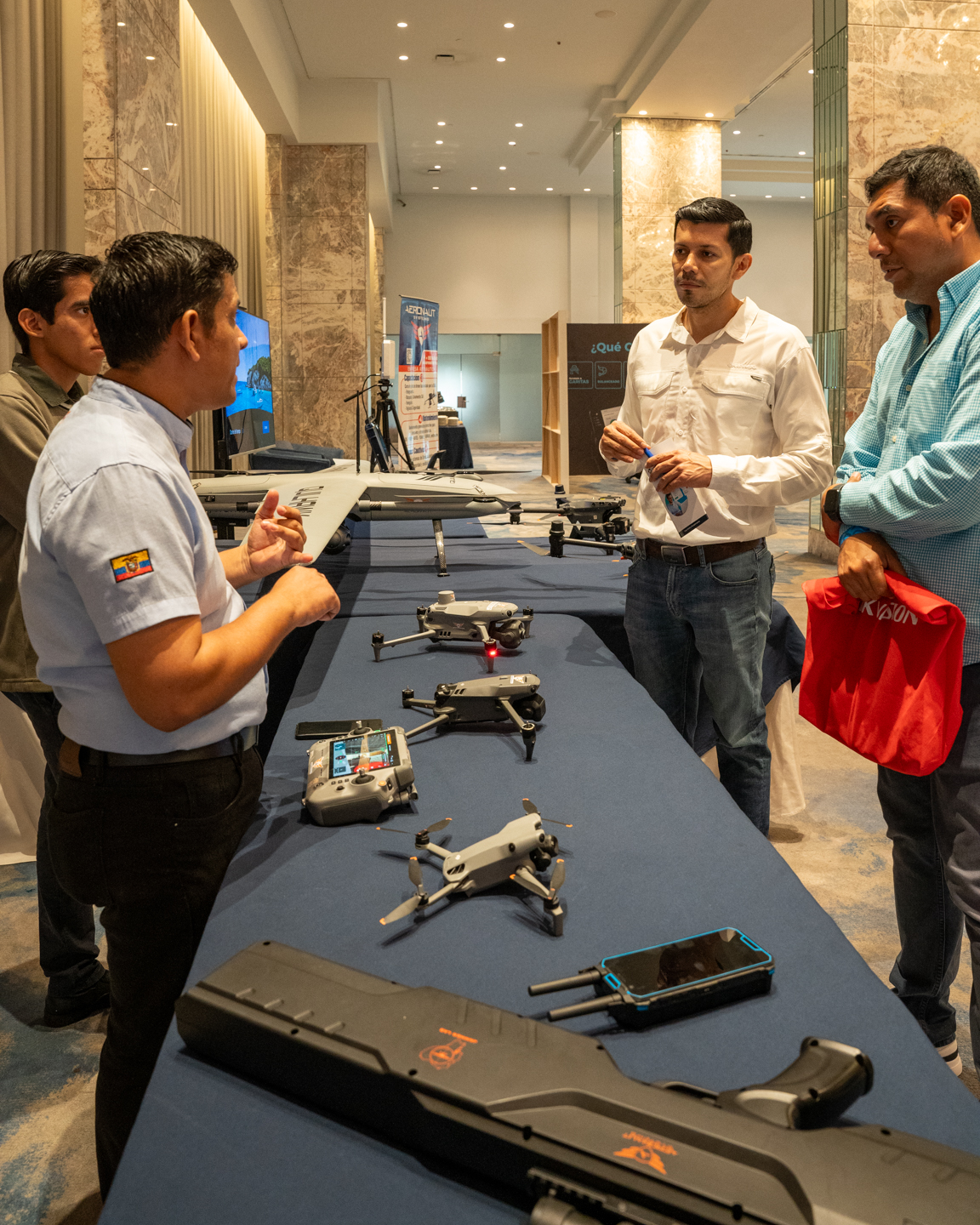 Instructor explicando operación de drone en campo