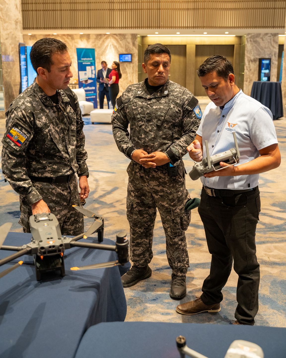 Instructor explicando operación de drone en campo