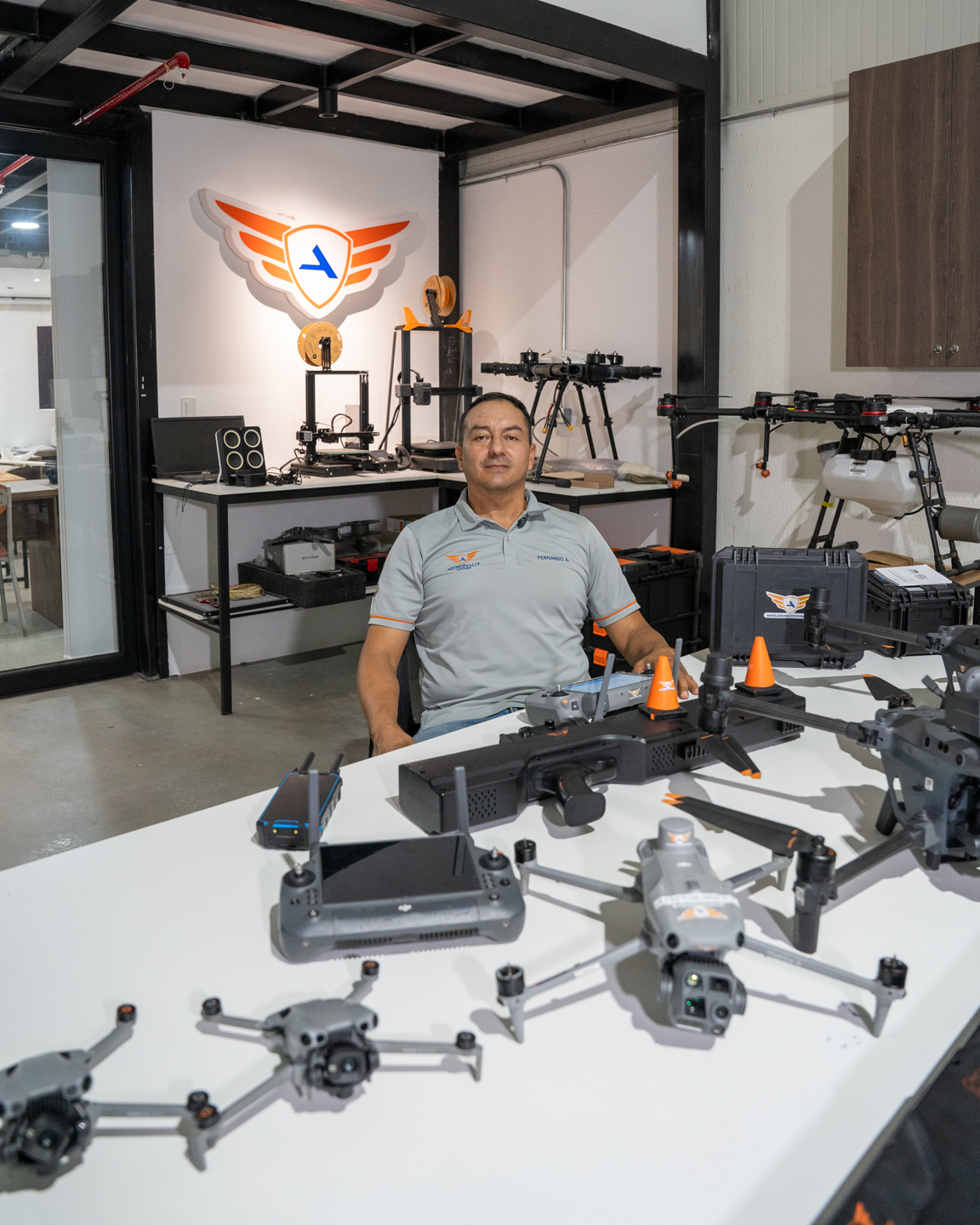 Instructor explicando operación de drone en campo