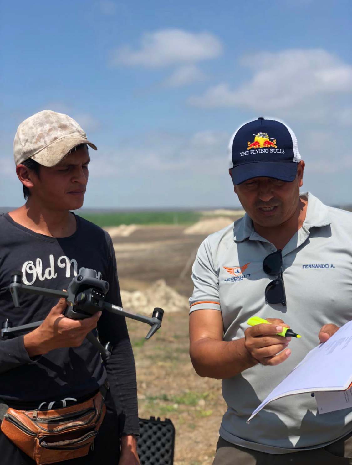Instrucción de drone agrícola en campo abierto